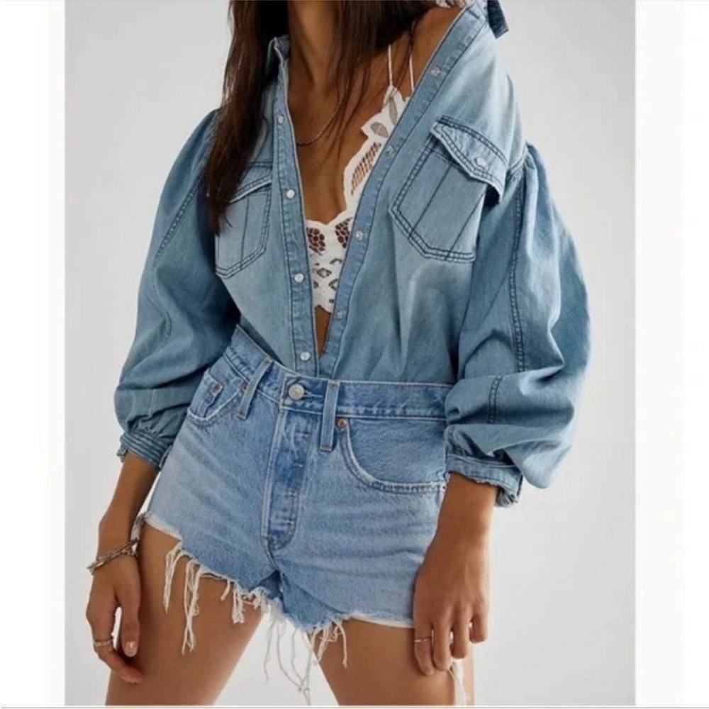 501 Levi's Cut Off Frayed Hem High Waisted‎ Light Wash Shorts